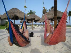 165921_453423621349080_907338615_n